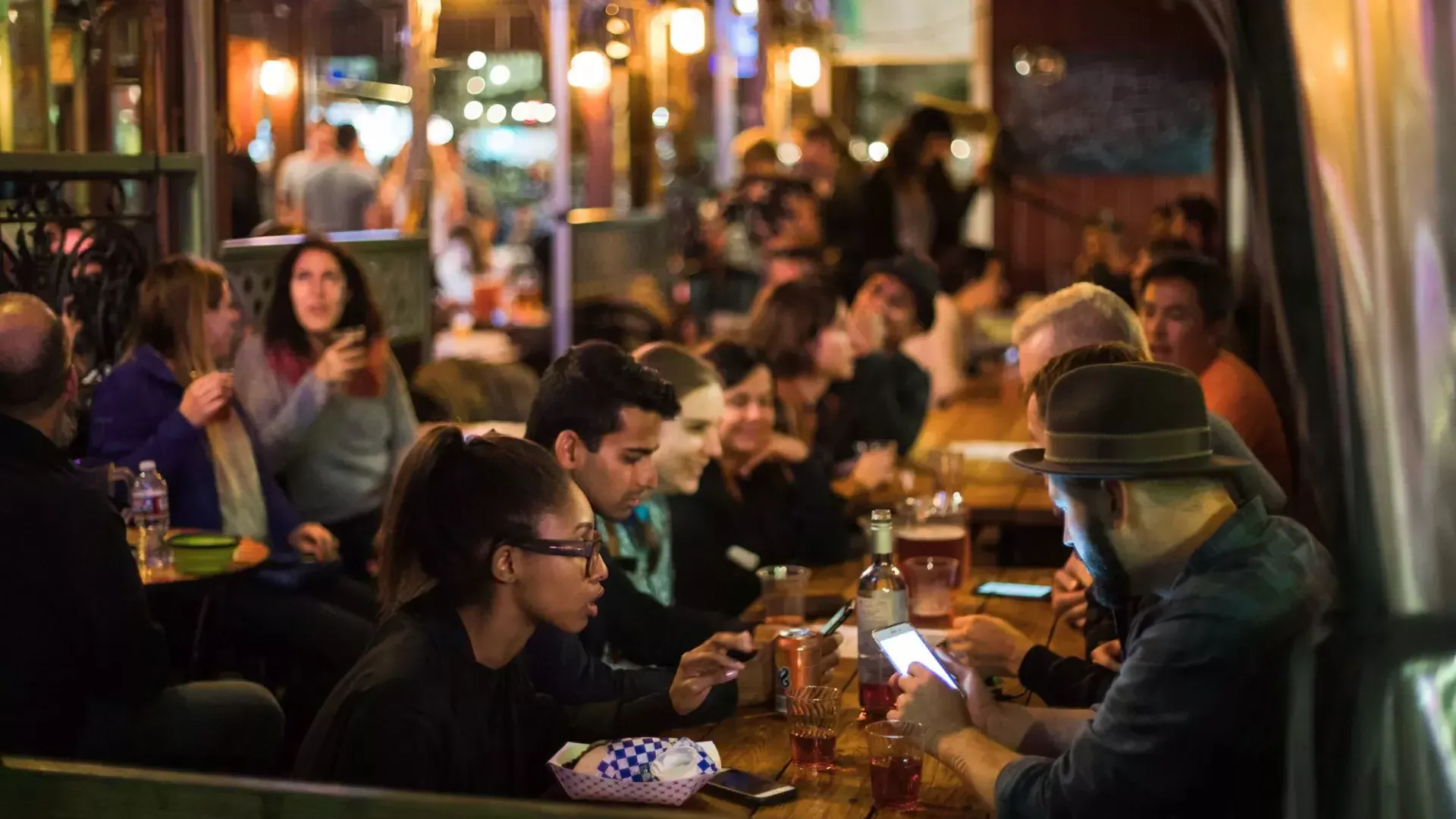 People eating in a crowded dining area in SoMa. 贝博体彩app，加利福尼亚.