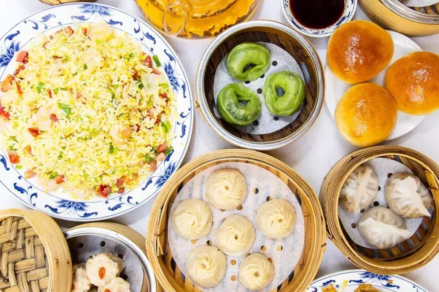 Una varietà di piatti dim sum al ristorante Yank Sing di San Francisco.