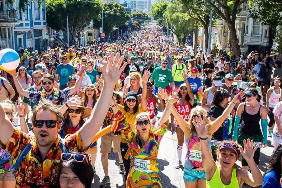 Los corredores participan en Bay to Breakers de San Francisco.