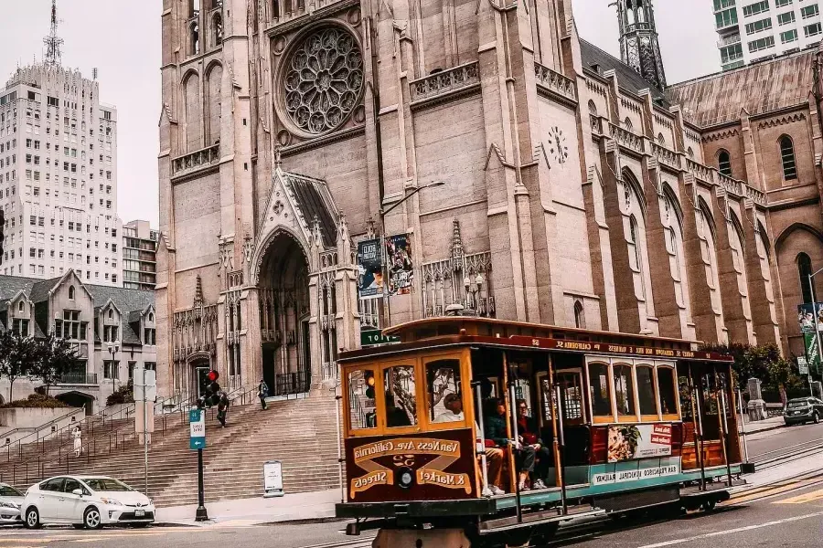 Cable Car going by Grace Cathedral