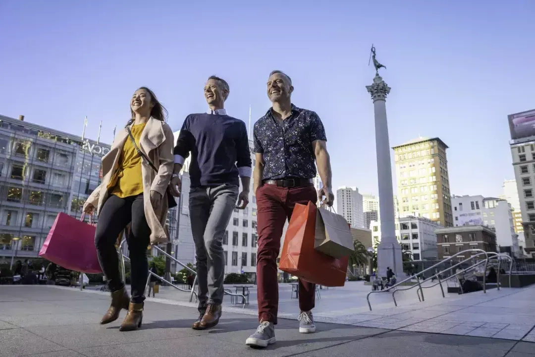 Shoppers walk through San Francisco's 联合广场.