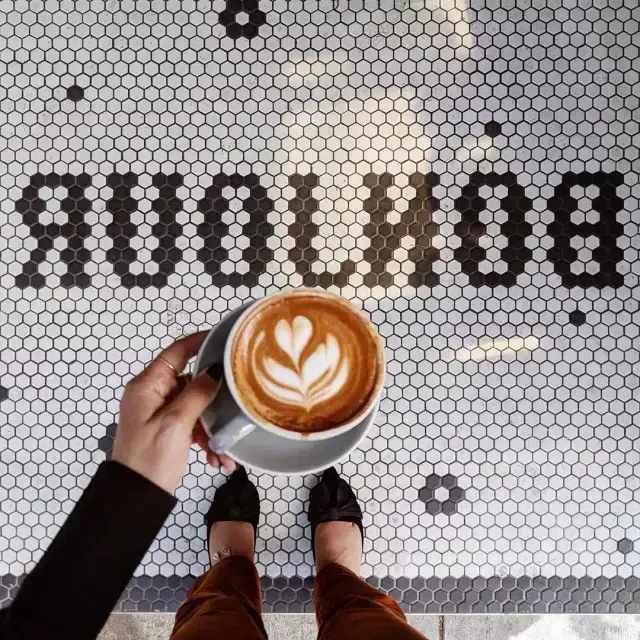 Café y un cartel de bonjour.